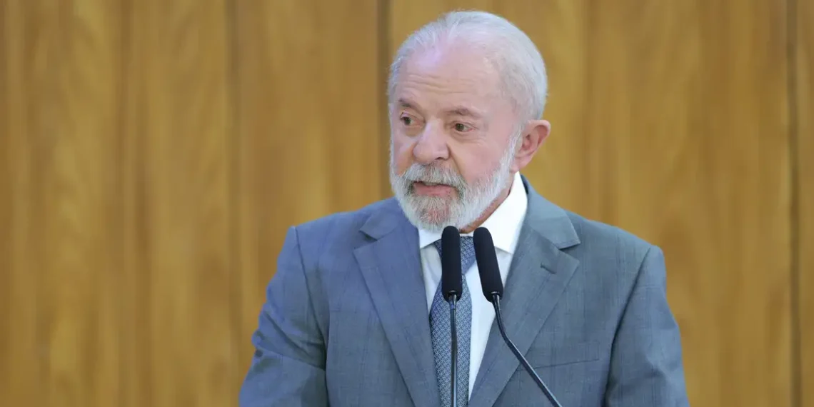 Lula reage à nova tarifa imposta por Donald Trump às exportações brasileiras. Governo recorrerá à OMC e pode retaliar com medidas comerciais equivalentes.