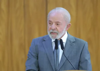 Lula reage à nova tarifa imposta por Donald Trump às exportações brasileiras. Governo recorrerá à OMC e pode retaliar com medidas comerciais equivalentes.