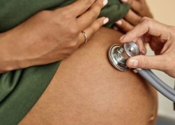 Estudo com 26 milhões de nascimentos revela que falta de pré-natal aumenta em 47% o risco de anomalias congênitas. Fatores como raça, idade e escolaridade também influenciam.