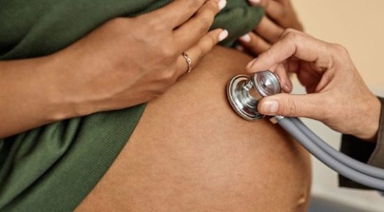 Estudo com 26 milhões de nascimentos revela que falta de pré-natal aumenta em 47% o risco de anomalias congênitas. Fatores como raça, idade e escolaridade também influenciam.
