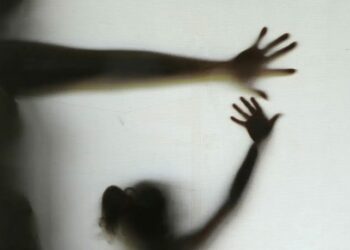 Nova lei sancionada por Geraldo Alckmin aumenta penas para crimes contra idosos, crianças, adolescentes e pessoas com deficiência. Abandono e maus-tratos agora podem levar a até 14 anos de reclusão.