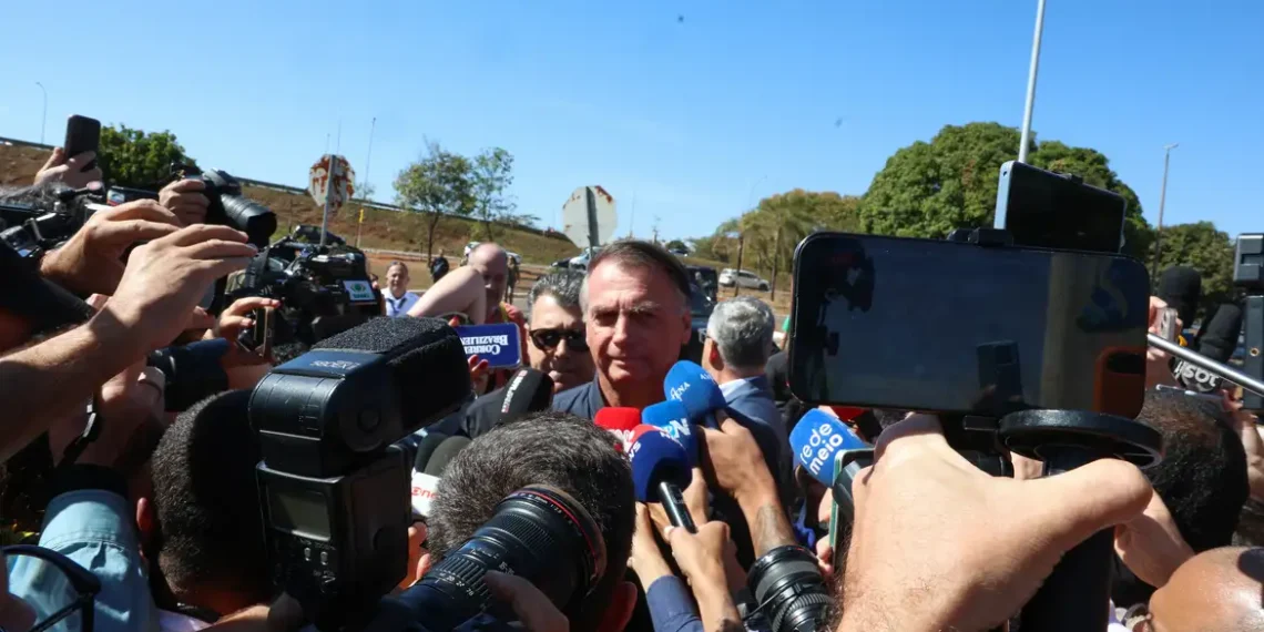 Alexandre de Moraes dá 24h para defesa de Bolsonaro explicar descumprimento de proibição do uso de redes sociais. Ex-presidente recebeu nova advertência por postagens recentes.