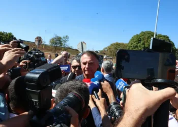 Alexandre de Moraes dá 24h para defesa de Bolsonaro explicar descumprimento de proibição do uso de redes sociais. Ex-presidente recebeu nova advertência por postagens recentes.