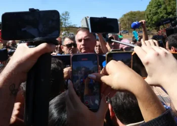 Após colocar tornozeleira eletrônica, Bolsonaro diz que medida do STF é “suprema humilhação” e nega plano de fuga ou pedido de asilo em embaixada.