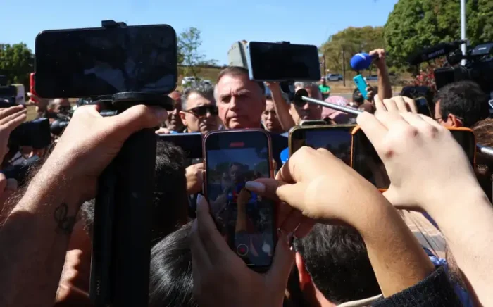 Após colocar tornozeleira eletrônica, Bolsonaro diz que medida do STF é “suprema humilhação” e nega plano de fuga ou pedido de asilo em embaixada.