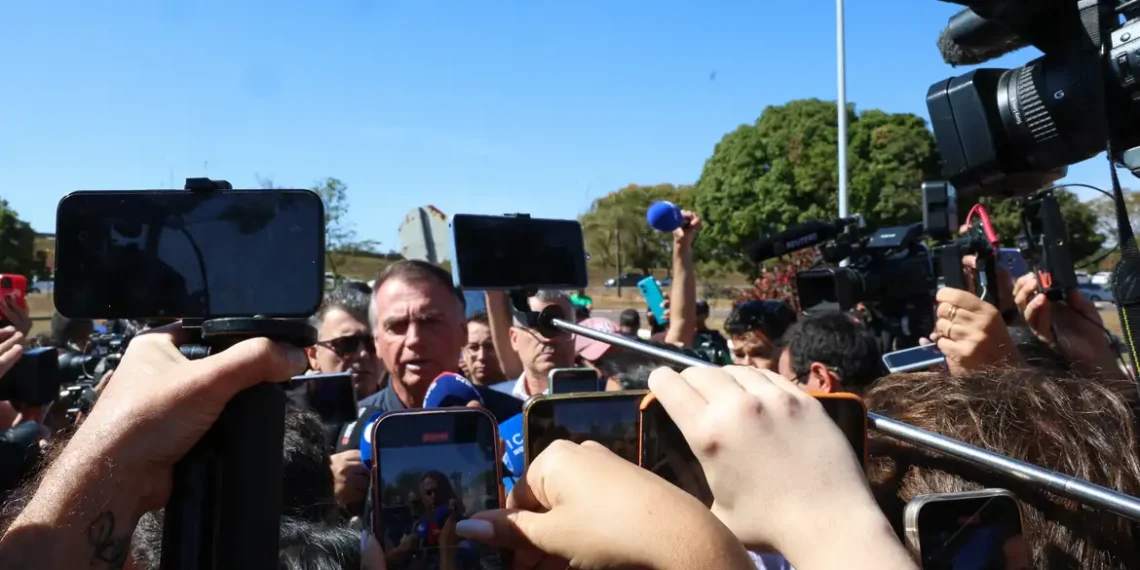 A defesa de Jair Bolsonaro classificou como severas e inéditas as medidas cautelares impostas por Alexandre de Moraes, entre elas o uso de tornozeleira e a proibição de contato com Eduardo Bolsonaro.