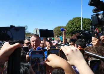 A defesa de Jair Bolsonaro classificou como severas e inéditas as medidas cautelares impostas por Alexandre de Moraes, entre elas o uso de tornozeleira e a proibição de contato com Eduardo Bolsonaro.