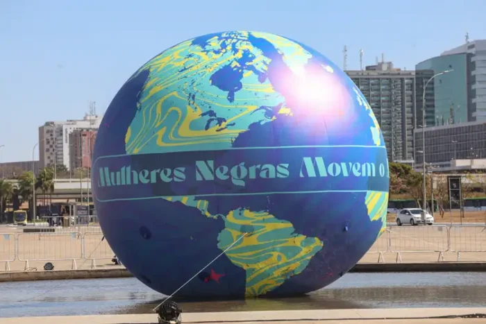 No Festival Latinidades, em Brasília, Lélia Gonzalez é homenageada por sua luta contra o racismo e o sexismo. Evento reúne autoridades, intelectuais e artistas para celebrar o legado da ativista negra.