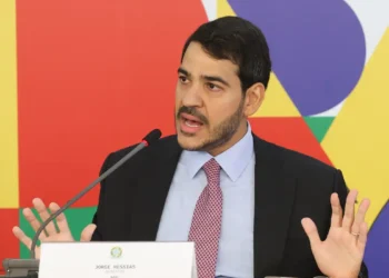 AGU vai ao STF defender decreto de Lula que aumenta alíquota do IOF. Jorge Messias diz que medida respeita a Constituição e será debatida em audiência de conciliação.