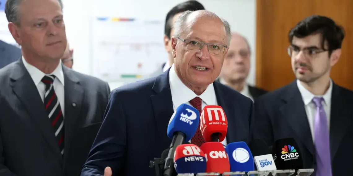 Geraldo Alckmin reúne empresários dos setores industrial e agropecuário para debater o aumento das tarifas dos EUA e destaca empenho do governo Lula para reverter medida.