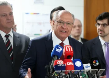 Geraldo Alckmin reúne empresários dos setores industrial e agropecuário para debater o aumento das tarifas dos EUA e destaca empenho do governo Lula para reverter medida.