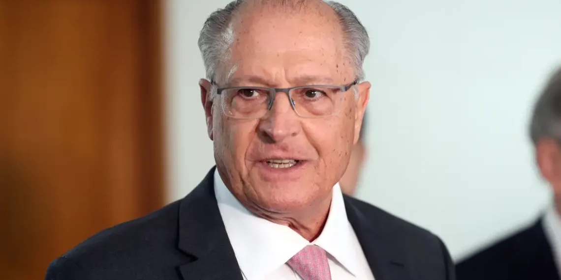 Alckmin afirma que decisão do STF contra Bolsonaro não afeta negociações comerciais com os EUA. Governo brasileiro aposta no diálogo para evitar tarifaço anunciado por Trump.