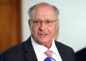 Alckmin afirma que decisão do STF contra Bolsonaro não afeta negociações comerciais com os EUA. Governo brasileiro aposta no diálogo para evitar tarifaço anunciado por Trump.