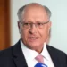 Alckmin afirma que decisão do STF contra Bolsonaro não afeta negociações comerciais com os EUA. Governo brasileiro aposta no diálogo para evitar tarifaço anunciado por Trump.