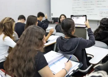 MEC alerta: termina nesta sexta (4) o prazo para cadastro de professores e coordenadores dos cursinhos populares gratuitos. Alunos têm até sábado (5) para garantir bolsa permanência.