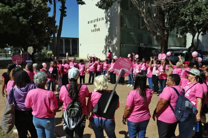 Mulheres com câncer de mama avançado protestam em Brasília. A Femama cobra do Ministério da Saúde a oferta, via SUS, de tratamentos já aprovados no PCDT Rosa, mas ainda indisponíveis.