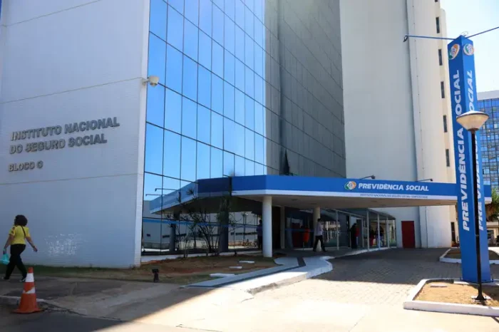 Aposentados e pensionistas do INSS com descontos indevidos de entidades associativas têm até 21 de julho para aderir ao acordo de devolução. Ressarcimentos começam a ser pagos a partir do dia 24.