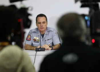 Dois PMs foram presos em flagrante por homicídio doloso após câmeras corporais mostrarem que atiraram em jovem rendido em Paraisópolis. Caso gerou protestos e reforço policial.
