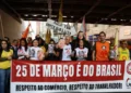 Manifestantes na Rua 25 de Março, em São Paulo, reagem a tarifas de Trump e acusam o presidente dos EUA de atacar a soberania nacional. Ato organizado por sindicatos denuncia interferência e riscos à economia brasileira.