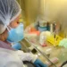Imunizante contra o zika desenvolvido pela USP mostra eficácia em camundongos e pode seguir para testes com humanos. Vacina utiliza biotecnologia inovadora.