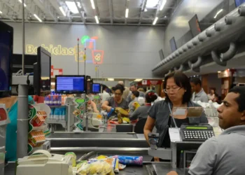 Consumo nos lares brasileiros sobe 2,63% no 1º semestre de 2025, segundo Abras. Dados mostram resiliência das famílias diante da inflação e mudança no perfil de compra.