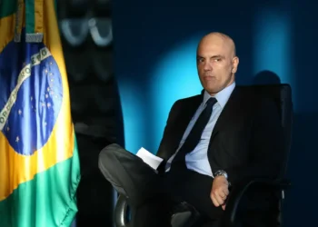 STF impõe tornozeleira eletrônica e recolhimento domiciliar a Jair Bolsonaro por coação e tentativa de golpe. Moraes aponta confissão flagrante de crimes.