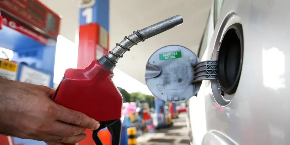 Ministro de Minas e Energia afirma que gasolina e diesel podem ficar mais baratos nas próximas semanas, com estabilidade do petróleo. Governo promete fiscalização para garantir repasse ao consumidor.