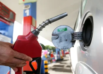 Ministro de Minas e Energia afirma que gasolina e diesel podem ficar mais baratos nas próximas semanas, com estabilidade do petróleo. Governo promete fiscalização para garantir repasse ao consumidor.