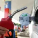 Ministro de Minas e Energia afirma que gasolina e diesel podem ficar mais baratos nas próximas semanas, com estabilidade do petróleo. Governo promete fiscalização para garantir repasse ao consumidor.