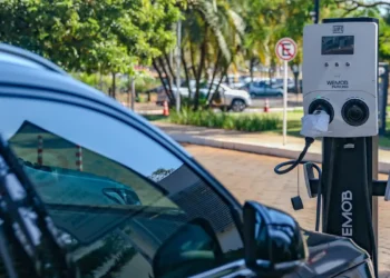 Montadoras brasileiras apoiam antecipação da alíquota de 35% para veículos elétricos desmontados. Governo também fixou cota de importação com tarifa zero e tenta equilibrar interesses entre BYD e indústria nacional.