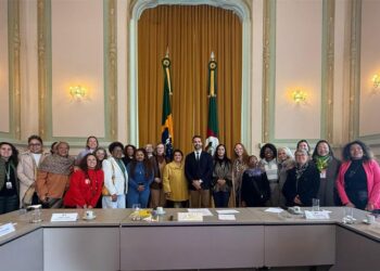 Casas da Mulher Brasileira serão instaladas em Porto Alegre e Caxias do Sul com investimento federal de R$ 28,5 milhões. Medida integra o programa Mulher Viver sem Violência e reforça política de enfrentamento ao feminicídio no Rio Grande do Sul.