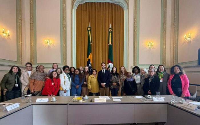 Casas da Mulher Brasileira serão instaladas em Porto Alegre e Caxias do Sul com investimento federal de R$ 28,5 milhões. Medida integra o programa Mulher Viver sem Violência e reforça política de enfrentamento ao feminicídio no Rio Grande do Sul.