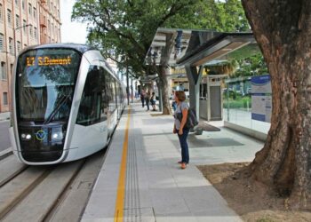 Estudo do Ministério das Cidades e BNDES prevê 2.500 km de novas redes de transporte público até 2054. Expansão inclui metrôs, VLTs e corredores de ônibus nas principais regiões metropolitanas.