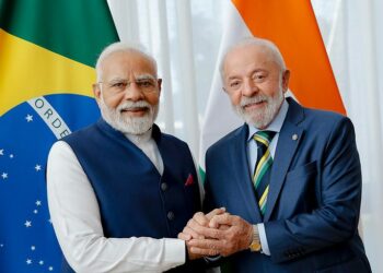 Durante visita oficial a Brasília, o primeiro-ministro da Índia, Narendra Modi, e o presidente Lula firmaram novos acordos e destacaram cooperação em biocombustíveis, defesa, saúde e comércio. Brasil e Índia reforçam parceria estratégica.
