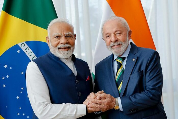 Durante visita oficial a Brasília, o primeiro-ministro da Índia, Narendra Modi, e o presidente Lula firmaram novos acordos e destacaram cooperação em biocombustíveis, defesa, saúde e comércio. Brasil e Índia reforçam parceria estratégica.