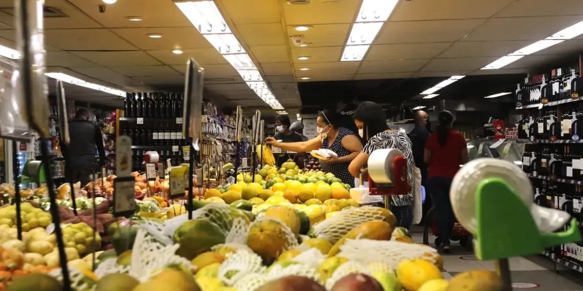 Cenoura, batata e carne bovina estão entre os produtos que mais caíram de preço em junho, segundo índice da APAS e Fipe. Veja os destaques da deflação.