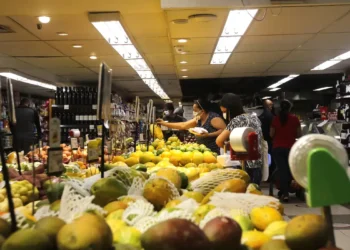Cenoura, batata e carne bovina estão entre os produtos que mais caíram de preço em junho, segundo índice da APAS e Fipe. Veja os destaques da deflação.