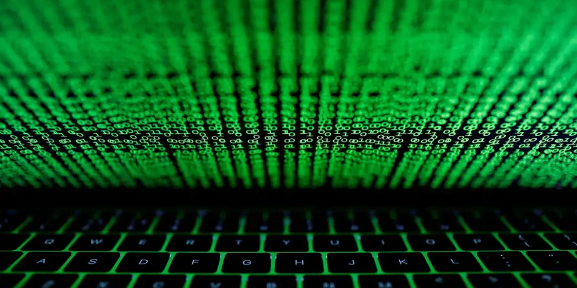 Polícia Civil prende funcionário da C&M Software que deu acesso a hackers e causou prejuízo bilionário a instituições financeiras. Investigação aponta cooptação por engenharia social.