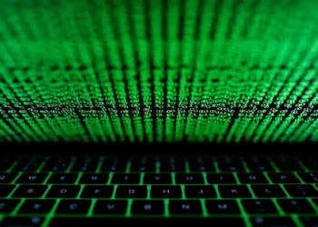 Polícia Civil prende funcionário da C&M Software que deu acesso a hackers e causou prejuízo bilionário a instituições financeiras. Investigação aponta cooptação por engenharia social.