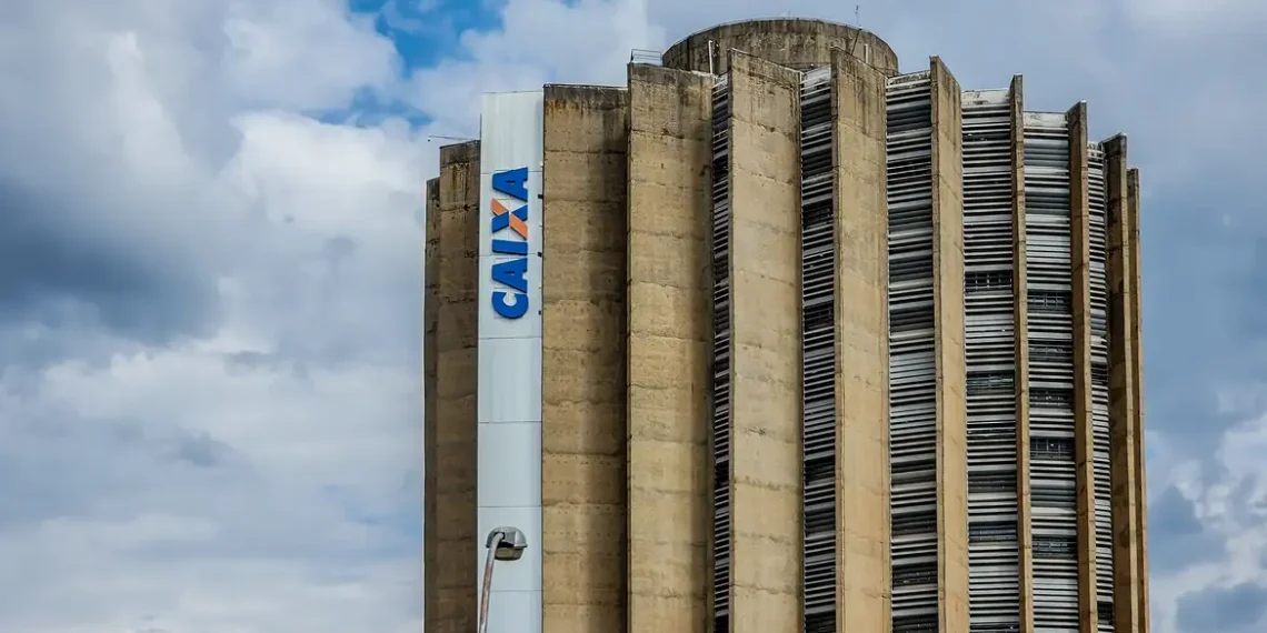 Caixa Econômica lança nova linha de crédito com garantia de imóvel, inclusive financiado. Com juros a partir de 1,32% ao mês, o valor pode chegar a 60% do imóvel e ter até 360 meses para pagamento.
