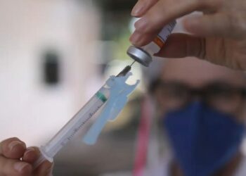 Para conter o avanço do sarampo nas Américas, o governo federal iniciou campanha intensiva de vacinação em municípios de fronteira, com destaque para o Acre. Ação visa prevenir a reintrodução da doença no Brasil.