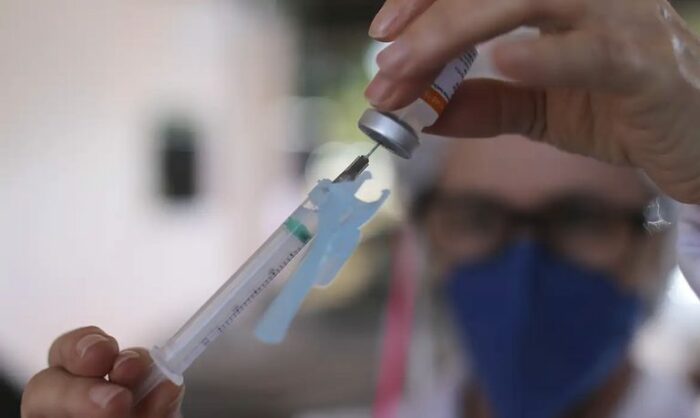 Para conter o avanço do sarampo nas Américas, o governo federal iniciou campanha intensiva de vacinação em municípios de fronteira, com destaque para o Acre. Ação visa prevenir a reintrodução da doença no Brasil.