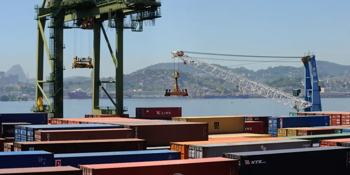 Presidente Lula regulamenta BR do Mar, programa que amplia cabotagem no Brasil, reduz custos logísticos e incentiva a indústria naval; setor portuário já cresceu 5% em 2024.