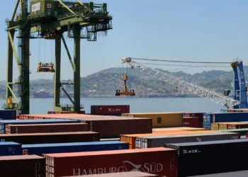 Presidente Lula regulamenta BR do Mar, programa que amplia cabotagem no Brasil, reduz custos logísticos e incentiva a indústria naval; setor portuário já cresceu 5% em 2024.