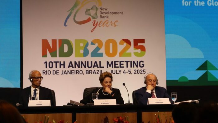 Novo Banco de Desenvolvimento celebra 10 anos com expansão de membros, foco em financiamentos em moedas locais e apoio à reformulação do FMI para maior representatividade do Sul Global.