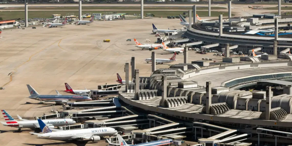 Com 61,8 milhões de passageiros no 1º semestre, aviação comercial brasileira bate recorde em 2025. Destaques incluem crescimento no Galeão, Confins e Guarulhos.