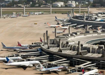 Com 61,8 milhões de passageiros no 1º semestre, aviação comercial brasileira bate recorde em 2025. Destaques incluem crescimento no Galeão, Confins e Guarulhos.