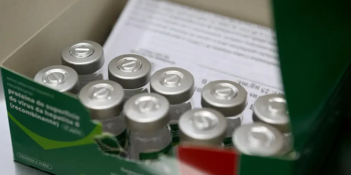 No Julho Amarelo, a Secretaria de Saúde do RJ intensifica a prevenção às hepatites virais com vacinação e testagem em comunidades vulneráveis. Ações já alcançaram aldeias indígenas e quilombolas em todo o estado.