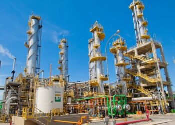 Petrobras anuncia mais de R$ 33 bilhões em investimentos no RJ com foco em refino, petroquímica e energia. Lula participou do evento na Reduc. Previsão é de 38 mil empregos.
