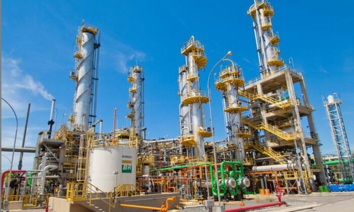 Petrobras anuncia mais de R$ 33 bilhões em investimentos no RJ com foco em refino, petroquímica e energia. Lula participou do evento na Reduc. Previsão é de 38 mil empregos.